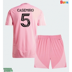 Inter Miami Casemiro #5 Replika Babytøj Hjemmebanesæt Børn 2026-27 Kortærmet (+ Korte bukser)